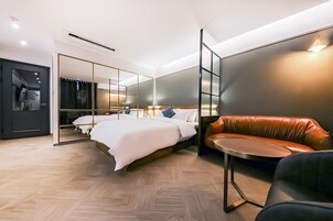 Decoración personalizada, muebles diferentes y cortinas blackout