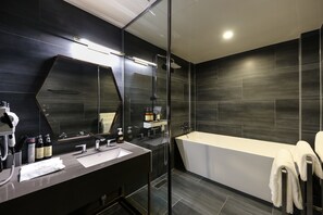 Family Room | Bathroom | Free toiletries, hair dryer, bathrobes, slippers - Cheongju Maryjane Hotel (Cheongju)