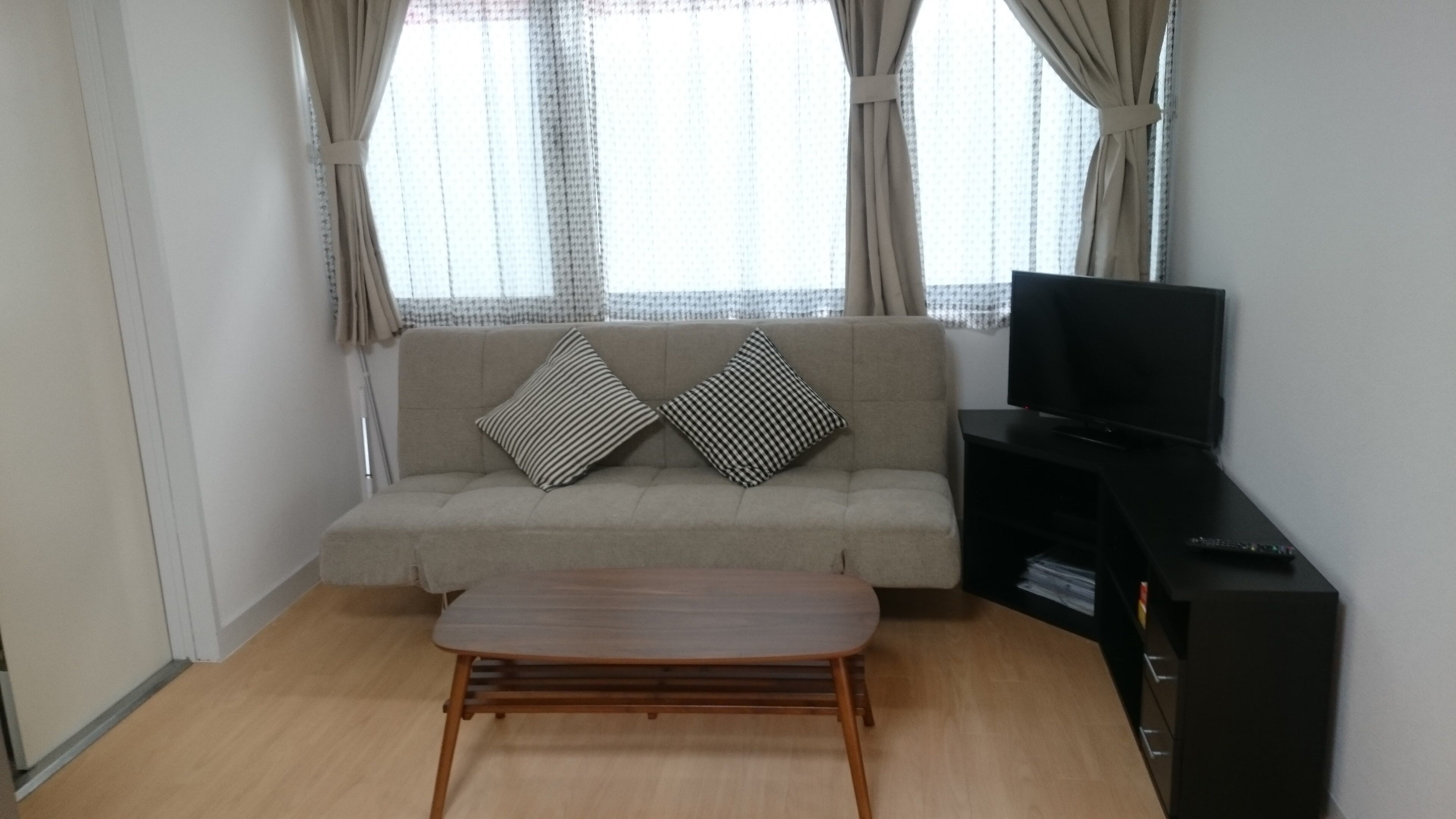 อพาร์ทเมนท์, 2 ห้องนอน, 2 ห้องน้ำ (1F) | บริเวณนั่งเล่น | ทีวีจอแอลอีดี 32 นิ้ว พร้อมช่องดิจิตอล, ทีวี