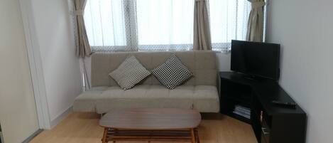 Căn hộ, 2 phòng ngủ, 2 phòng tắm (1F) | Khu phòng khách | TV LED 32-inch có truyền hình kỹ thuật số, TV