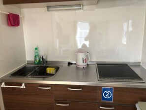 5F Room | Private kitchenette | Fridge, microwave, stovetop, griddle - Issyuku Hotel Asakusabashi (Tokyo)