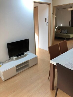 Appartement, 2 chambres (4F) | Coin séjour | Télévision LED de 32 pouces avec chaînes numériques, télévision