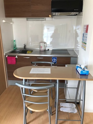 Chambre (5F) | Coin cuisine privé | Réfrigérateur, micro-ondes, plaque de cuisson, plancha