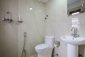 Shower, slippers, towels - Siddhartha Hotel Sundhara (Kathmandu)