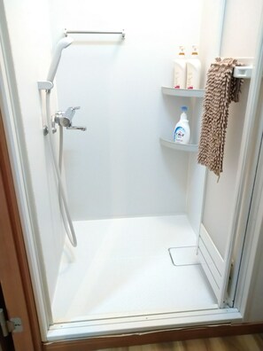 1F 3 Bedrooms 2 Bathrooms Apartment | Bathroom shower