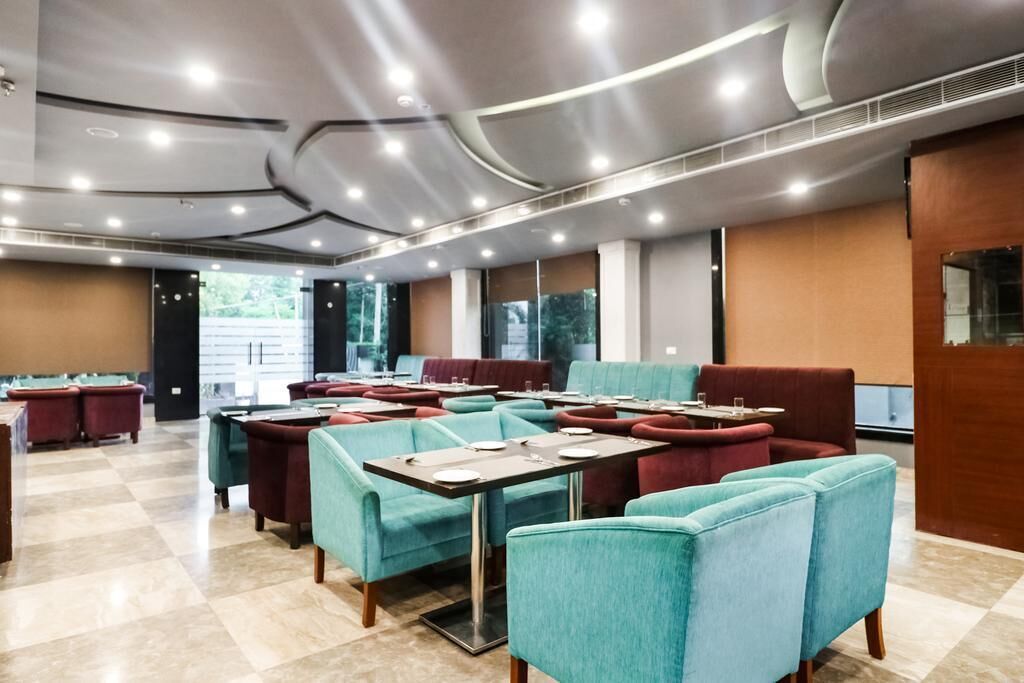 Melayani sarapan dan makan malam dengan sajian masakan India