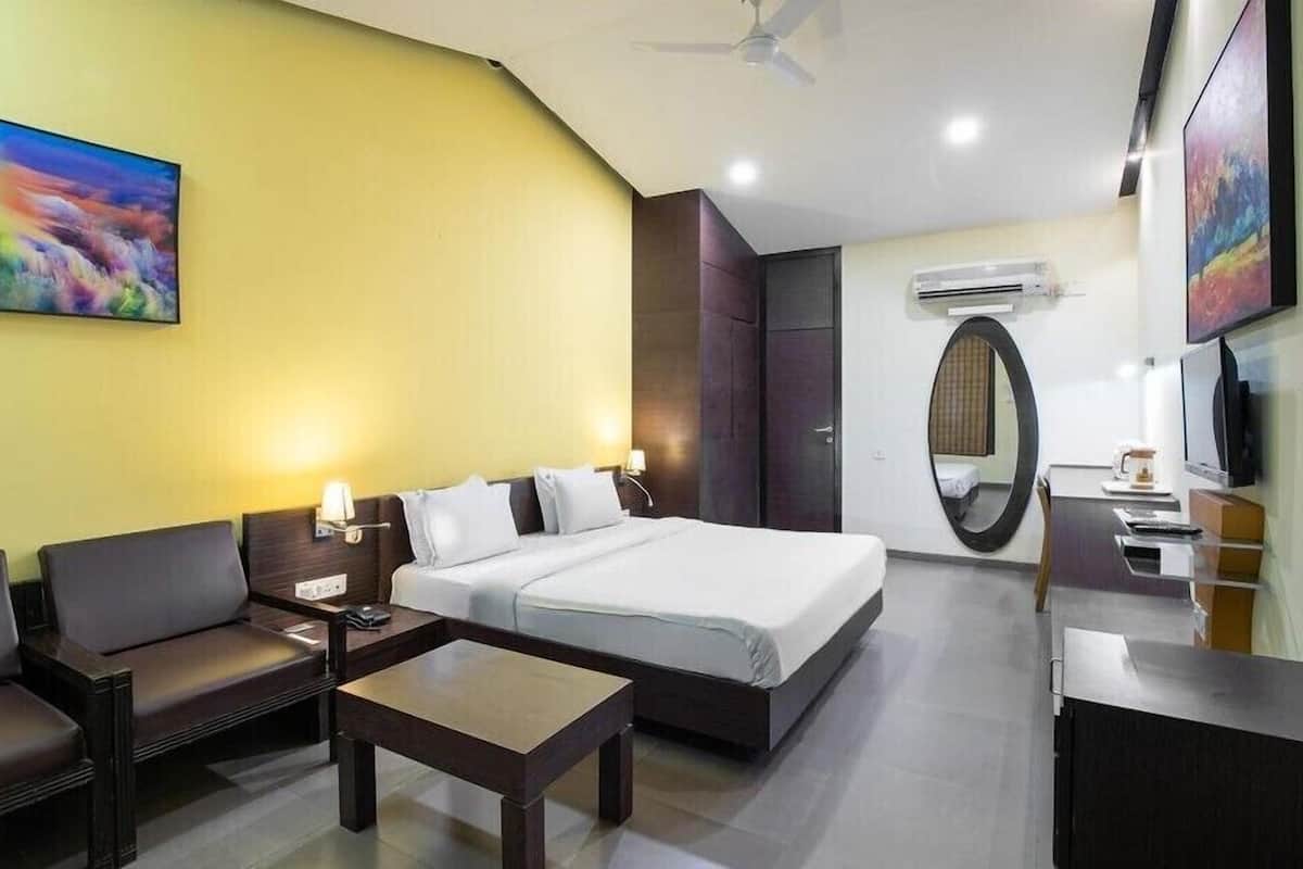 Elite Studio Suite | Pillowtop beds, in-room safe, individually furnished, desk