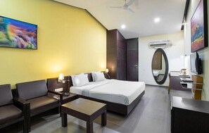 Colchones con pillow-top y caja de seguridad en la habitación 