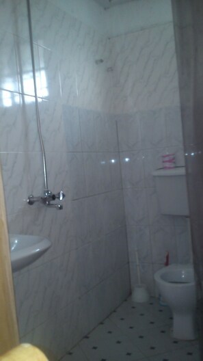 Bathroom shower - Maasai Backpackers Home (Fort Portal)