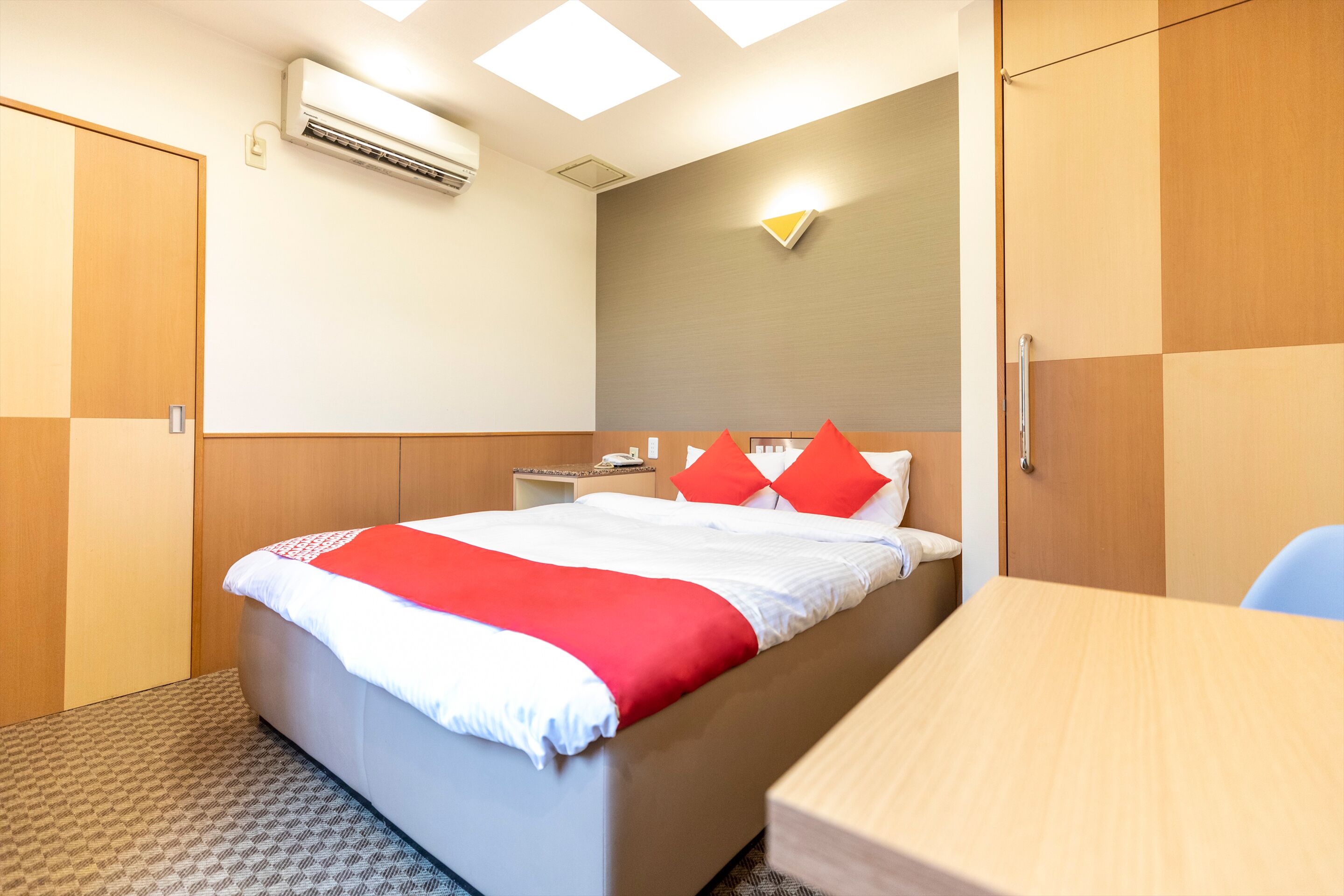 double room, non smoking | desk, free wifi, bed sheets