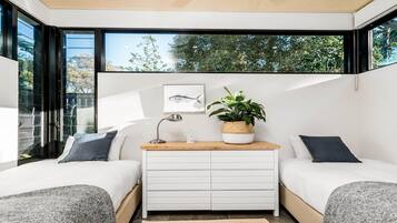 5 bedrooms, iron/ironing board, internet, bed sheets