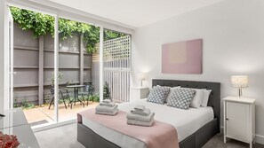 3 室のベッドルーム、WiFi (無料)、ベッドシーツ