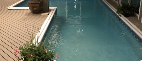 من حمّامات السباحة المغطاة، حمّام سباحة مُدفَّأ