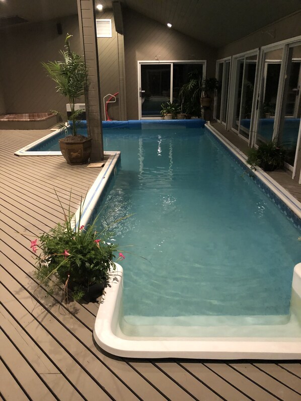 من حمّامات السباحة المغطاة، حمّام سباحة مُدفَّأ