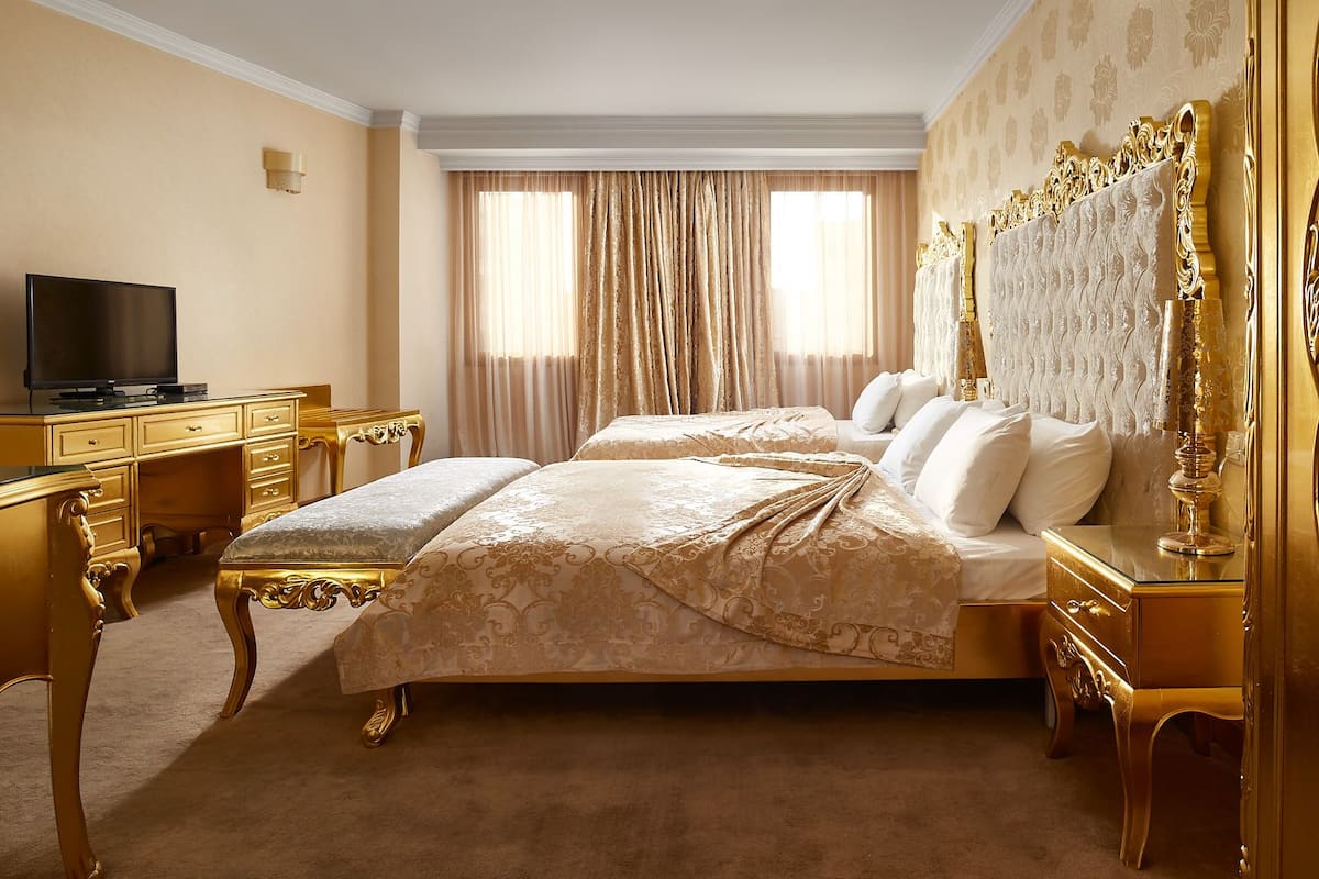 Superior Double Room (2 Adults + 1 Child) | Bar mini, peti besi dalam bilik, meja, ruang kerja komputer riba