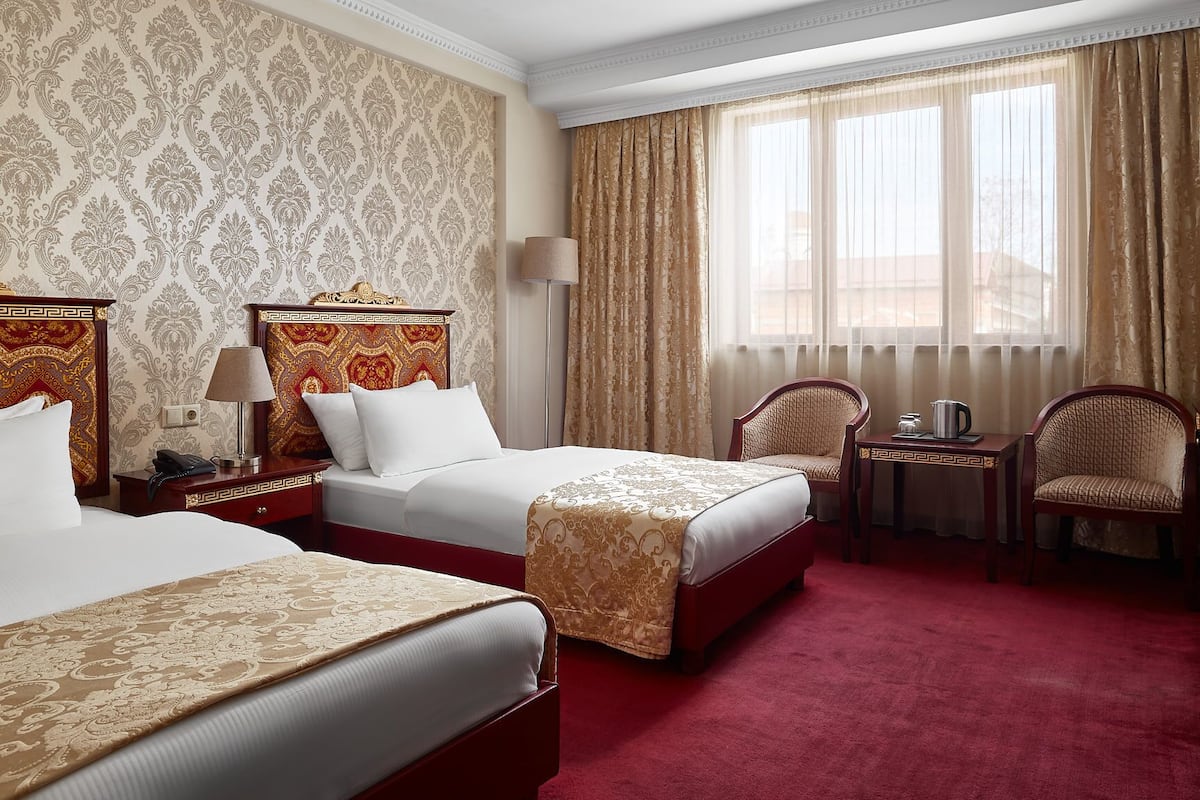 Double Room (2 adults + 1 child) | Bar mini, peti besi dalam bilik, meja, ruang kerja komputer riba