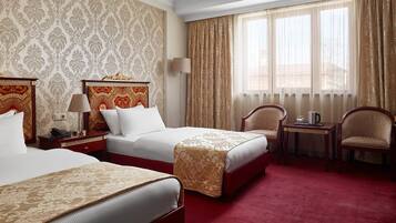 Tweepersoonskamer (2 adults + 1 child) | Een minibar, een kluis op de kamer, een bureau, een laptopwerkplek