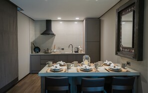 Réfrigérateur, plaque de cuisson, bouilloire électrique, cuiseur de riz