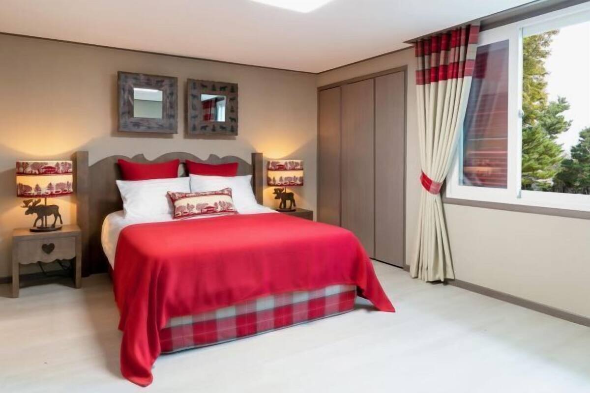 3 bedrooms, premium bedding, soundproofing, free WiFi