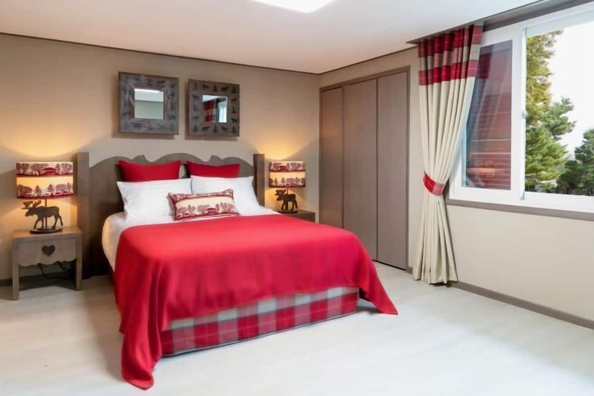 3 bedrooms, premium bedding, individually decorated