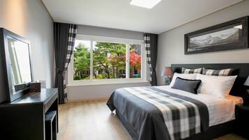 Une chambre moderne avec un grand lit, un bureau et une fenêtre avec des rideaux.