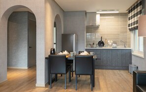 Premier Lausanne 26PY | Private kitchen | Fridge, stovetop, electric kettle, rice cooker - Kensington Resort Seorak Valley (Goseong)