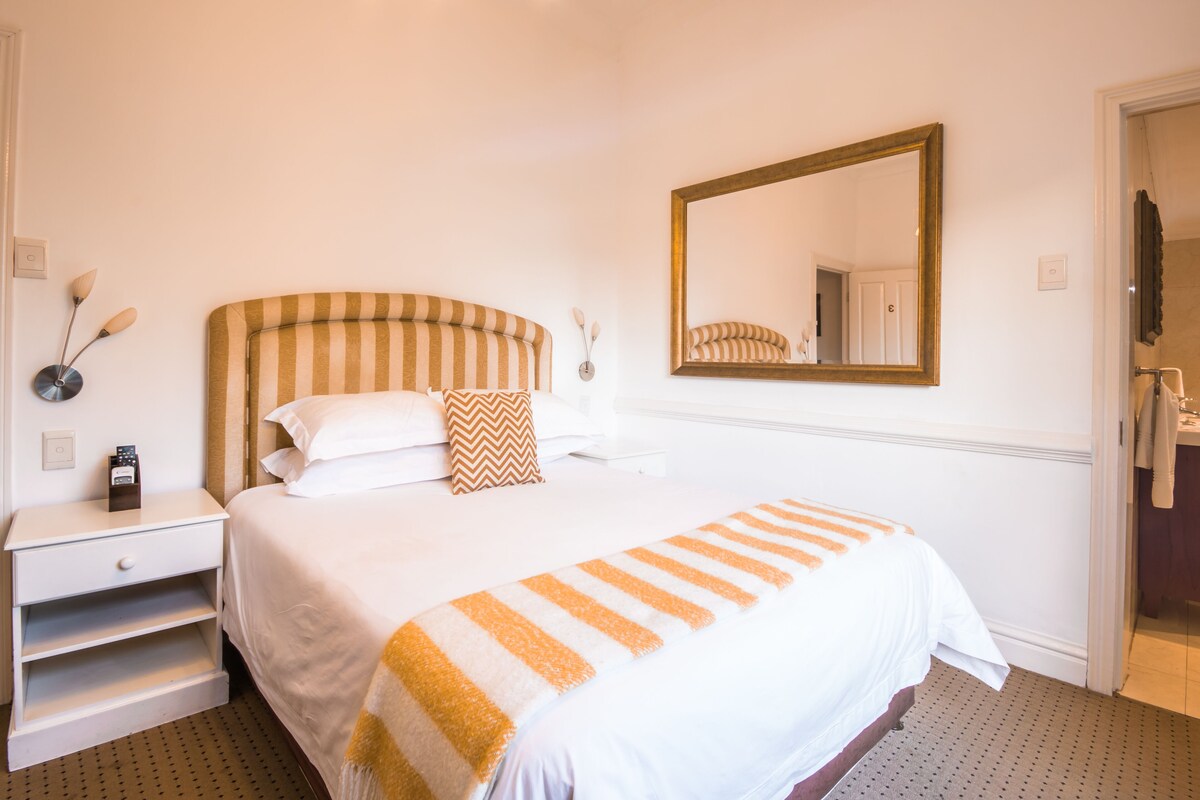 Quarto casal, banheira | Wi-Fi de cortesia, roupa de cama