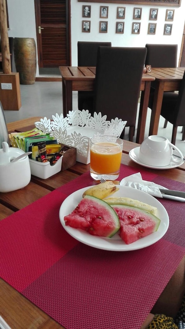Se sirven desayunos, comidas, cenas y cocina local e internacional