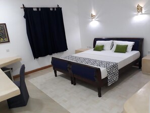 Minibar, skrivbord, gratis wi-fi och sängkläder