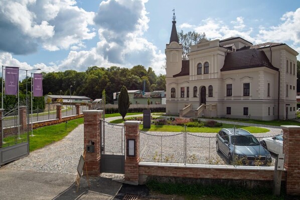 المنشأة من الخارج