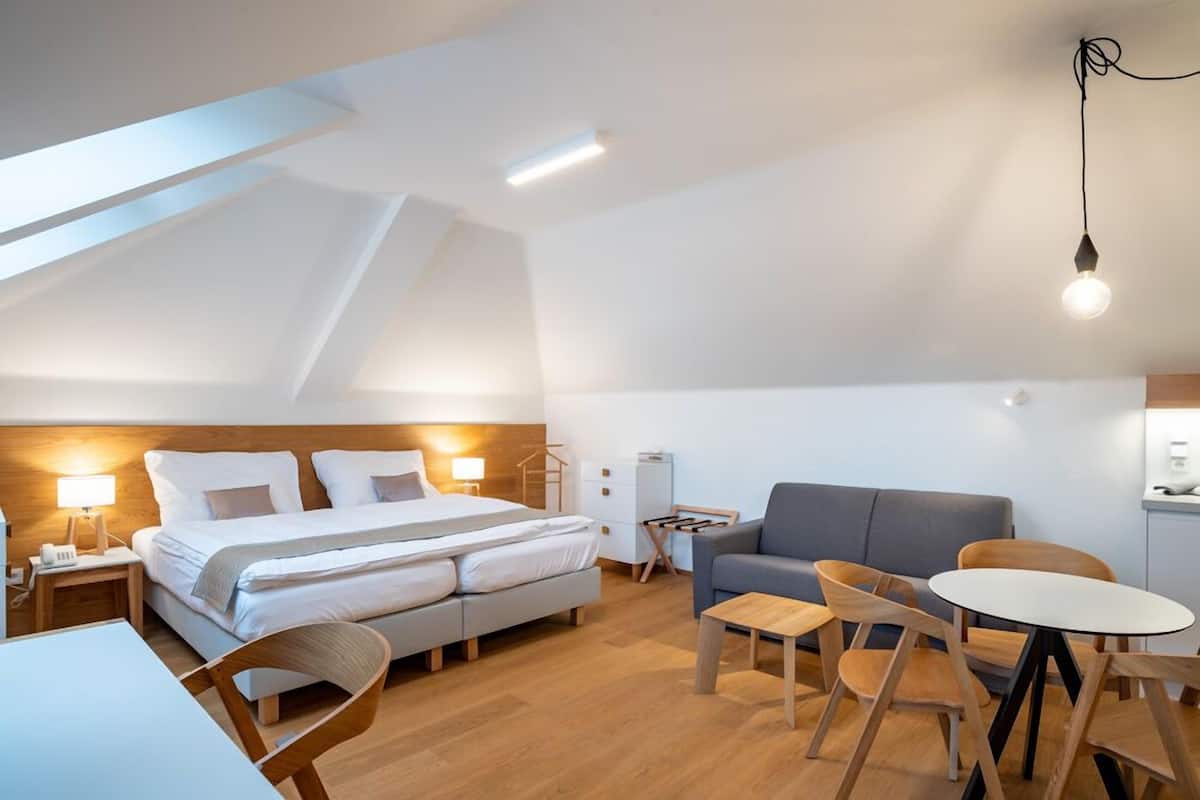 Habitación con 1 cama matrimonial o 2 individuales (Large #10) | Ropa de cama de alta calidad y minibar