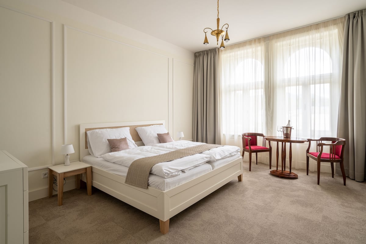 Habitación doble superior (#4 - King) | Ropa de cama de alta calidad y minibar