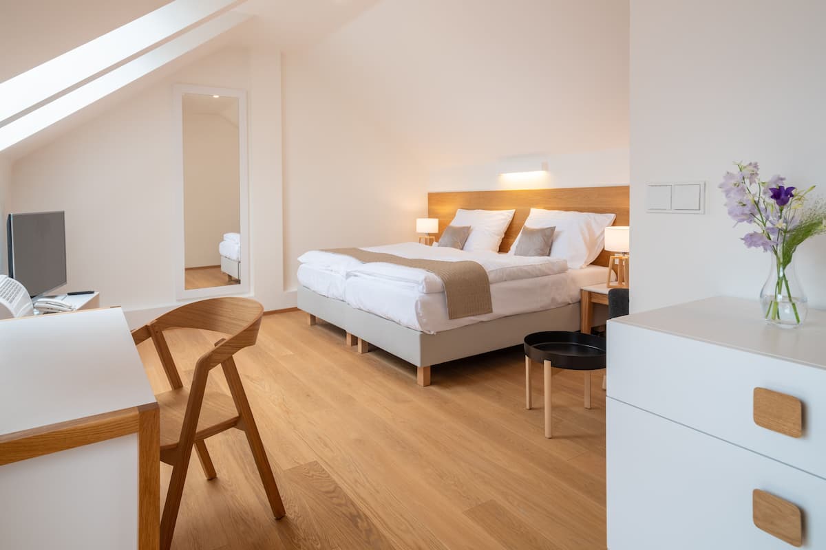 Habitación con 1 cama matrimonial o 2 individuales (#12) | Ropa de cama de alta calidad y minibar