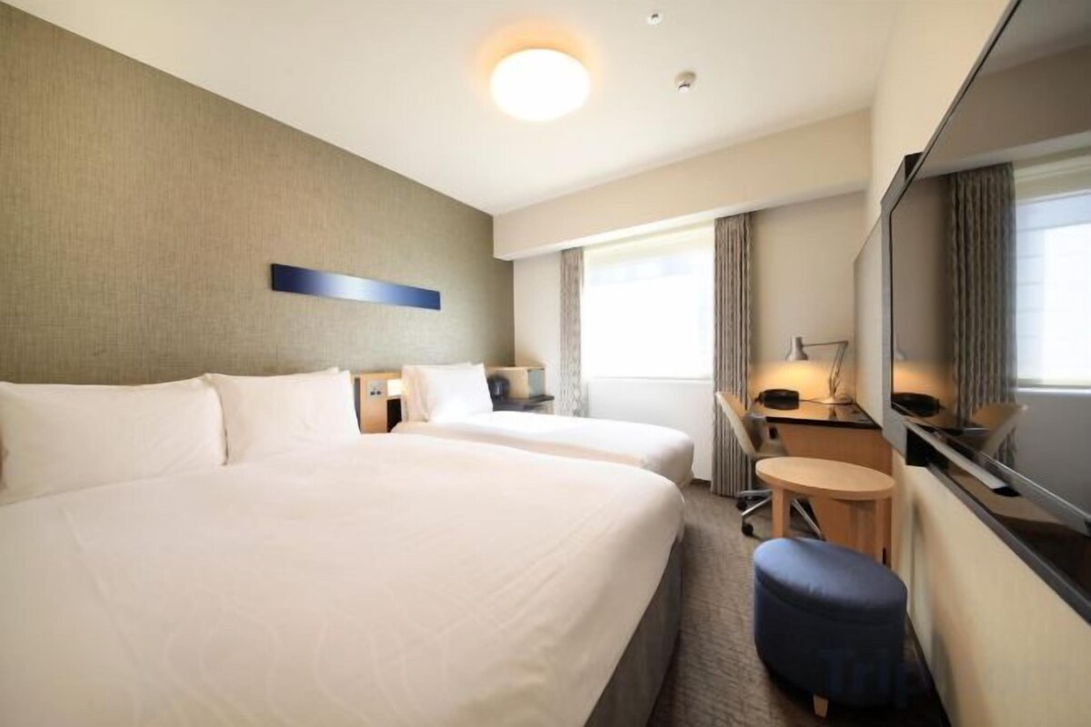 Desk, laptop workspace, WiFi (free), bed sheets
