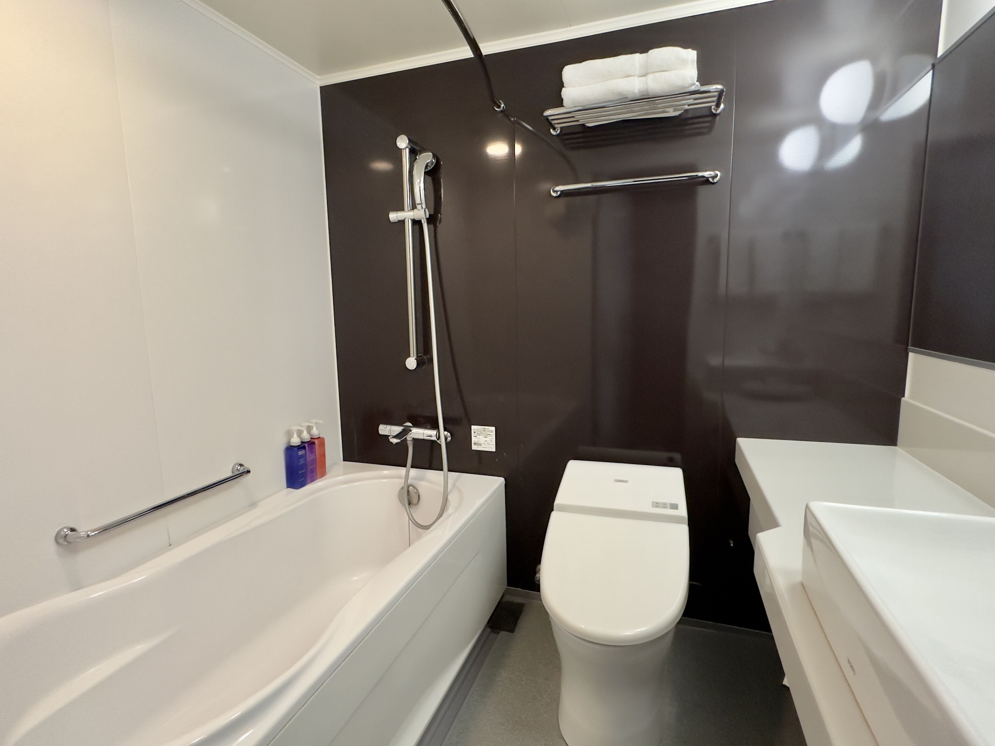 moderate triple, non smoking | bathroom | combined shower/bathtub, hair dryer, slippers, bidet