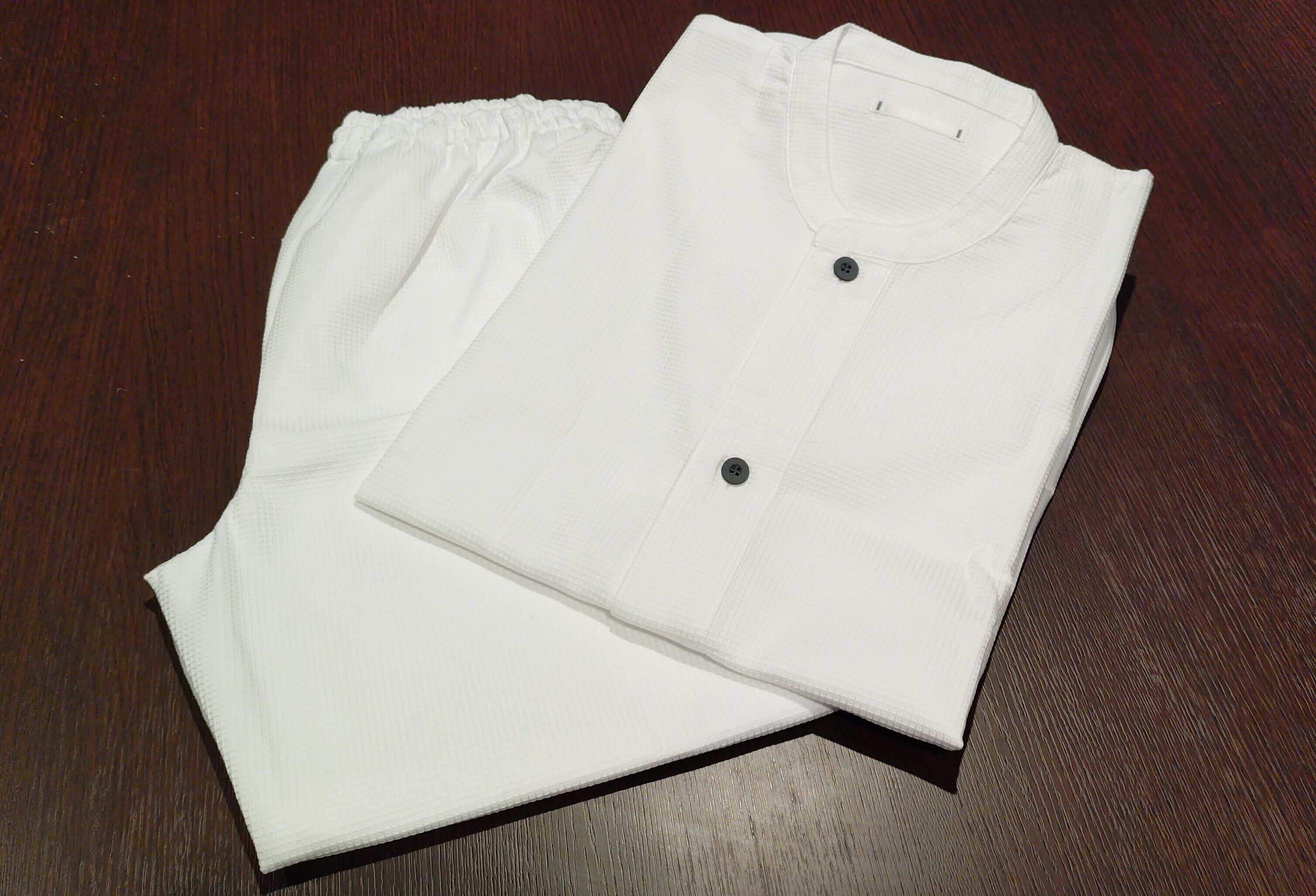 combined shower/bathtub, hair dryer, slippers, bidet