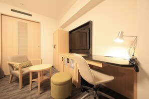 Superior driepersoonskamer, niet-roken | Een bureau, een laptopwerkplek, gratis wifi, beddengoed