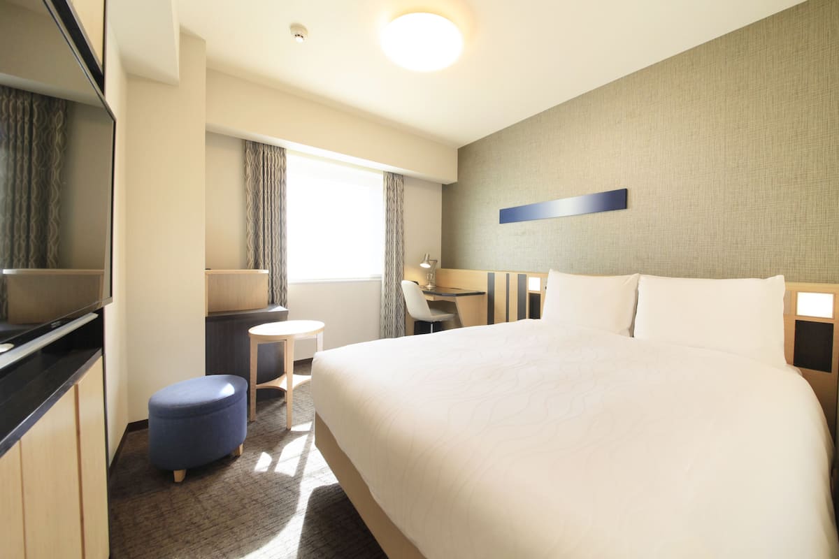 Desk, laptop workspace, free WiFi, bed sheets