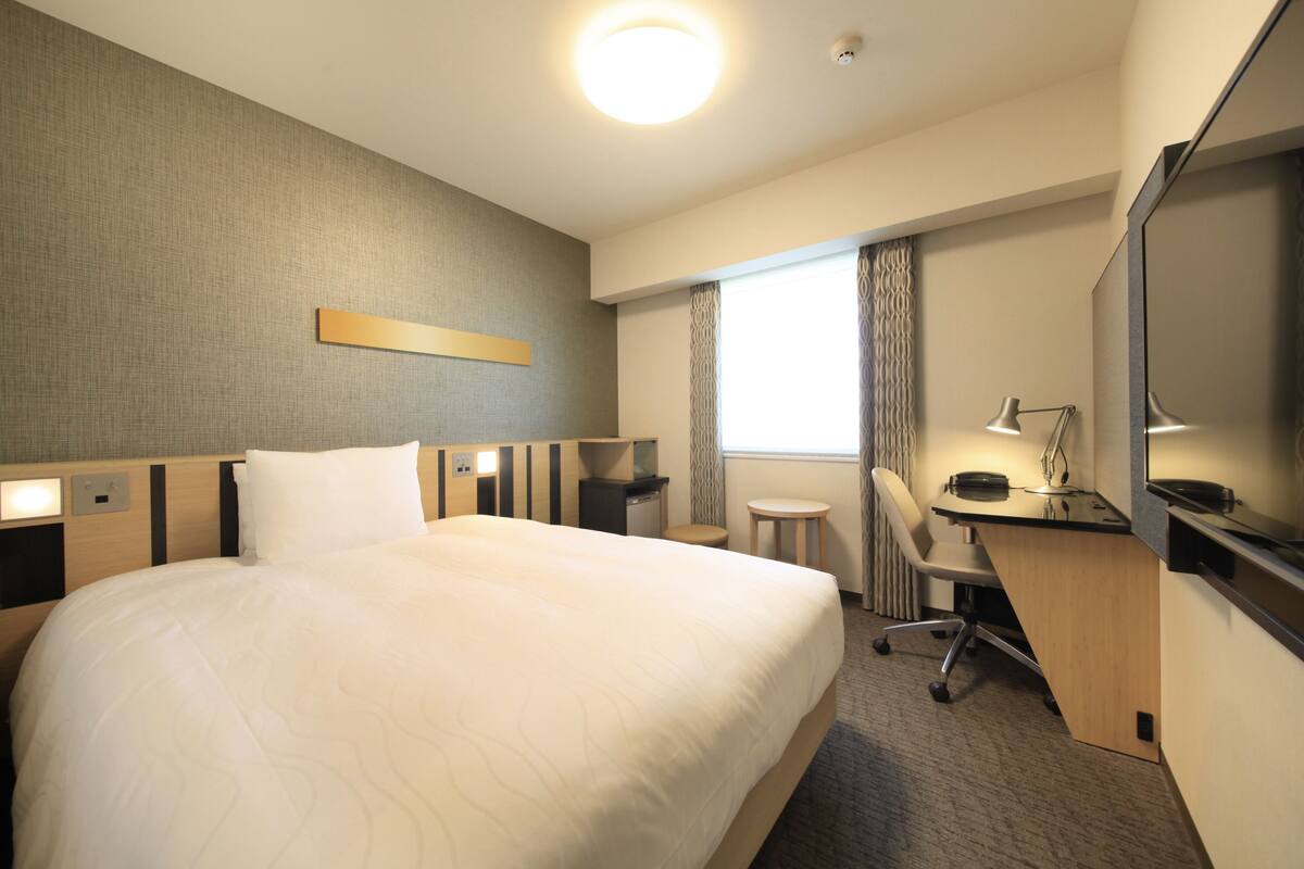Desk, laptop workspace, free WiFi, bed sheets