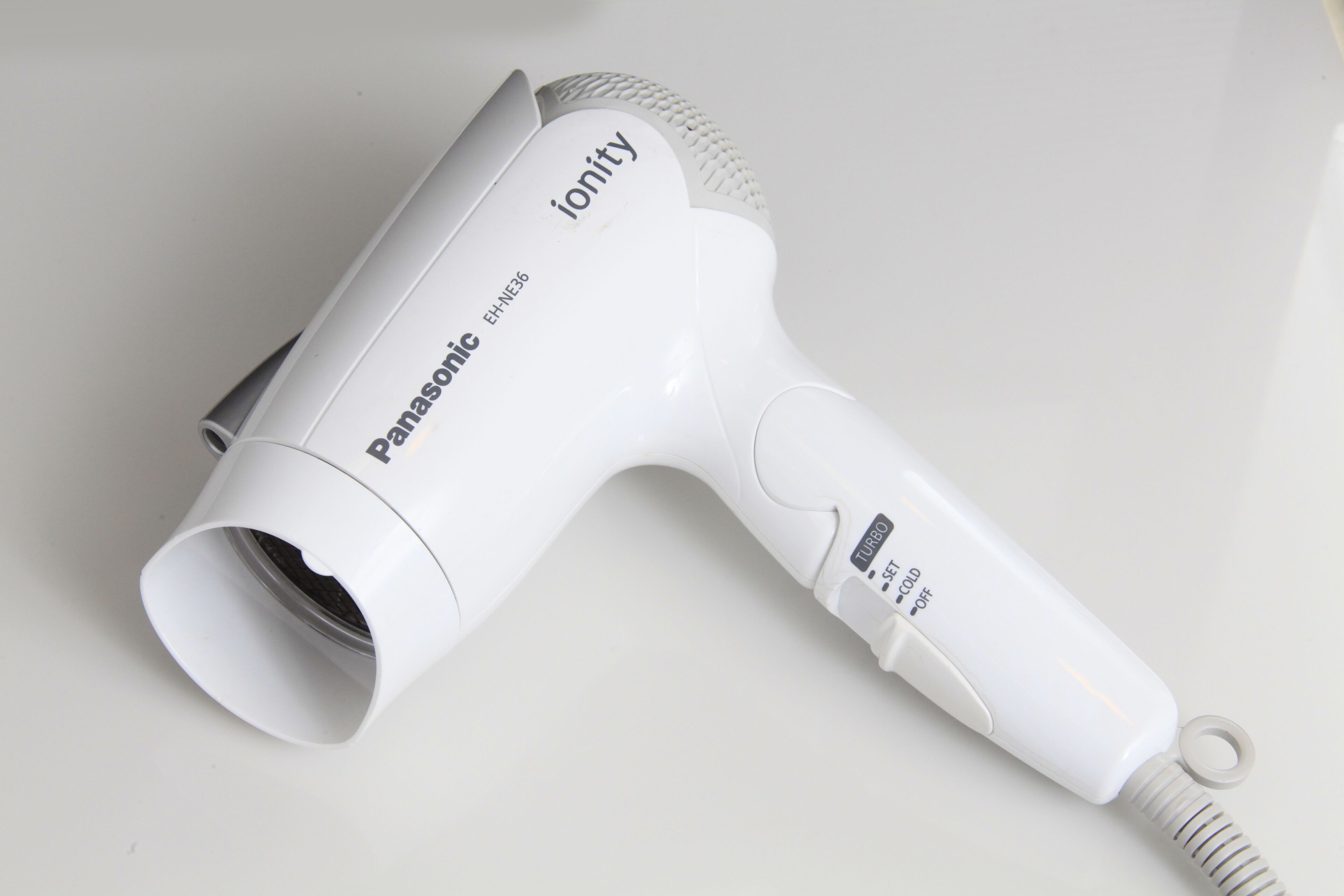 combined shower/bathtub, hair dryer, slippers, bidet