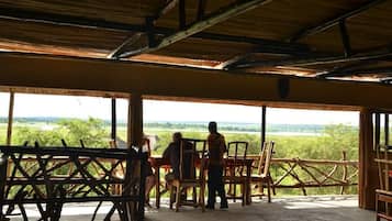 Menyajikan hidangan lokal dan internasional