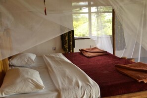 Habitación doble estándar | Ropa de cama de alta calidad, decoración personalizada y escritorio 