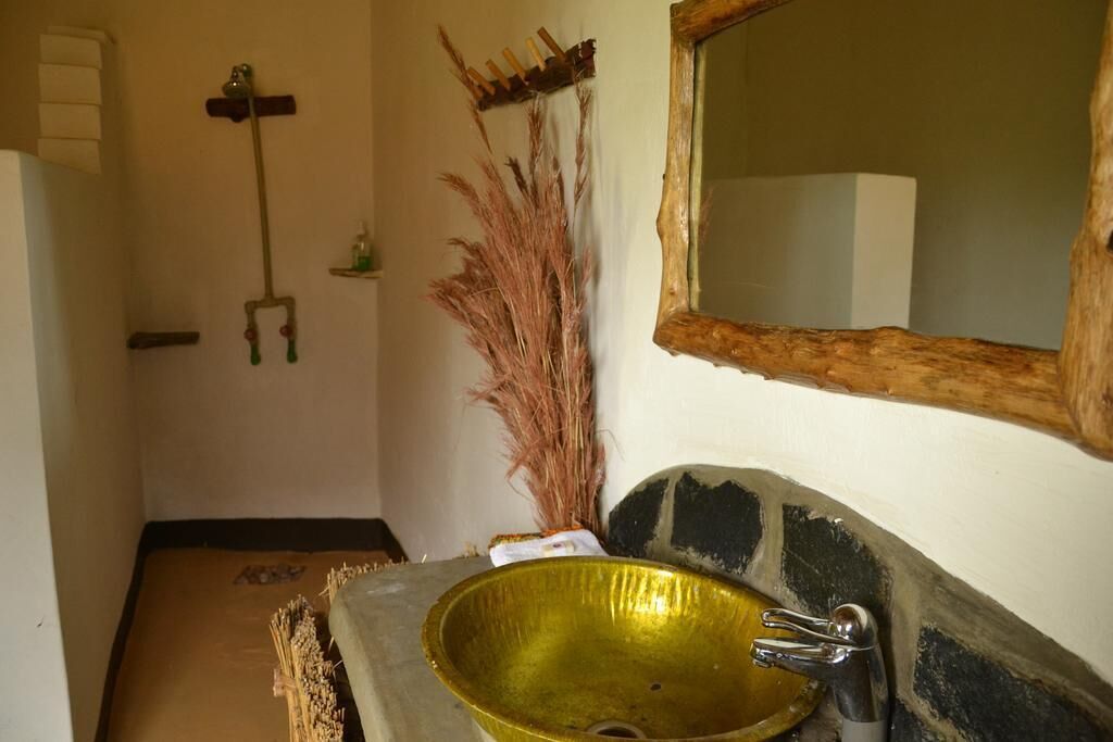Shower, rainfall showerhead, free toiletries, slippers