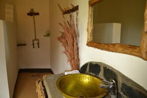 Shower, rainfall showerhead, free toiletries, slippers - Twiga Tales Safari (Pakwach)
