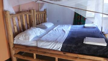 Kamar Double Standar | Seprai premium, didekorasi berbeda-beda, dan meja kerja