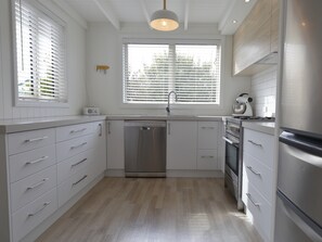 Kühlschrank, Mikrowelle, Ofen, Geschirrspüler
