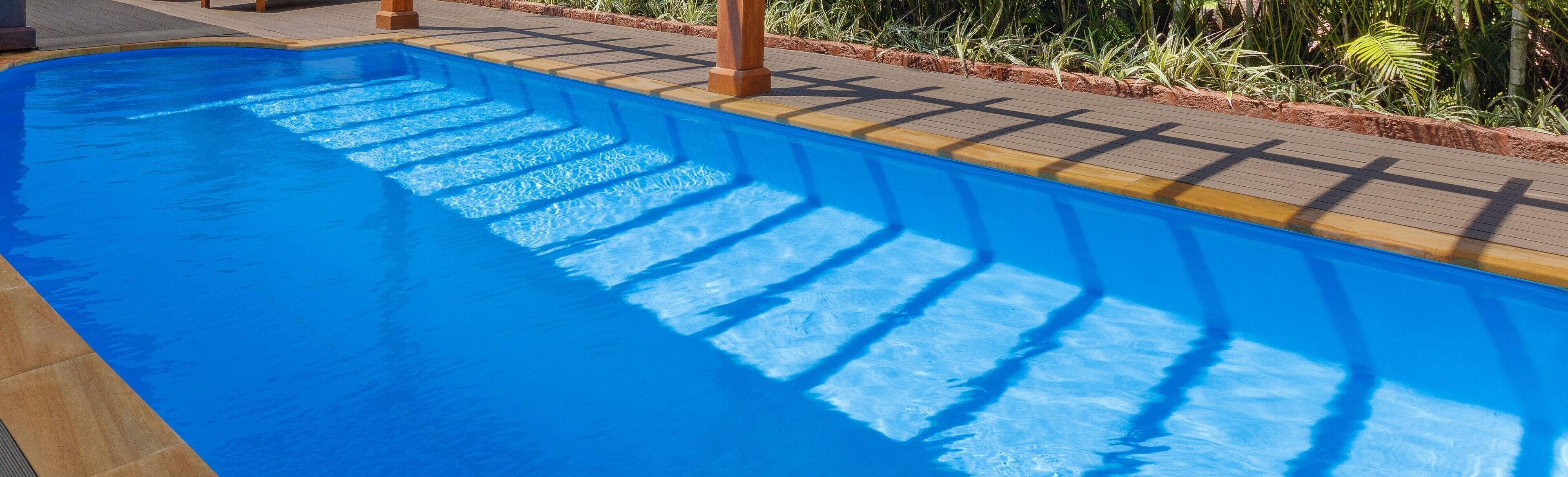 حمّام سباحة خارجي، مظلات على حمّام السباحة، مقاعد للتشمس