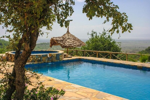 2 Außenpools, Sonnenschirme, Liegestühle