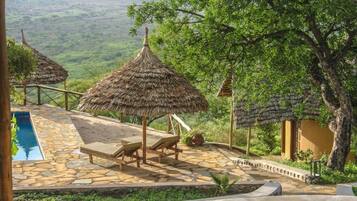 2 ulkouima-allasta, aurinkovarjoja, aurinkotuoleja