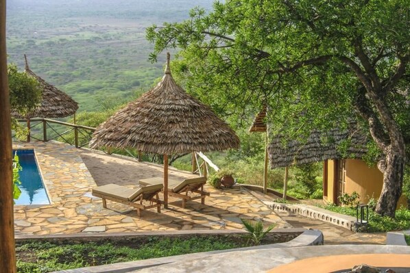 2 piscines extérieures, parasols de plage, chaises longues